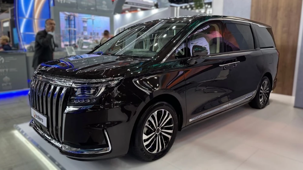 минивэн Sollers SP7 на выставке в Екатеринбурге спереди сбоку