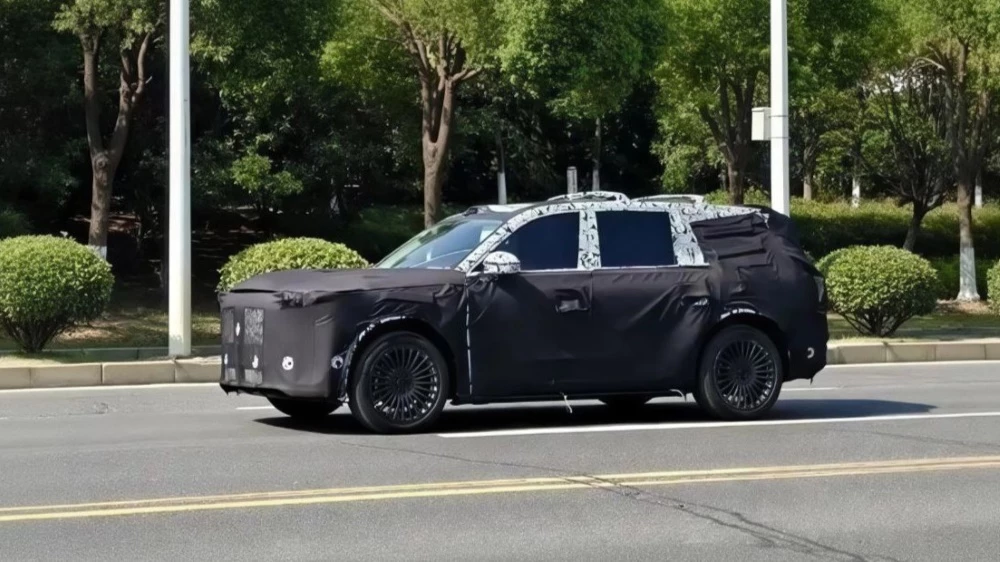 Кроссовер Voyah Taishan сбоку спереди в камуфляже