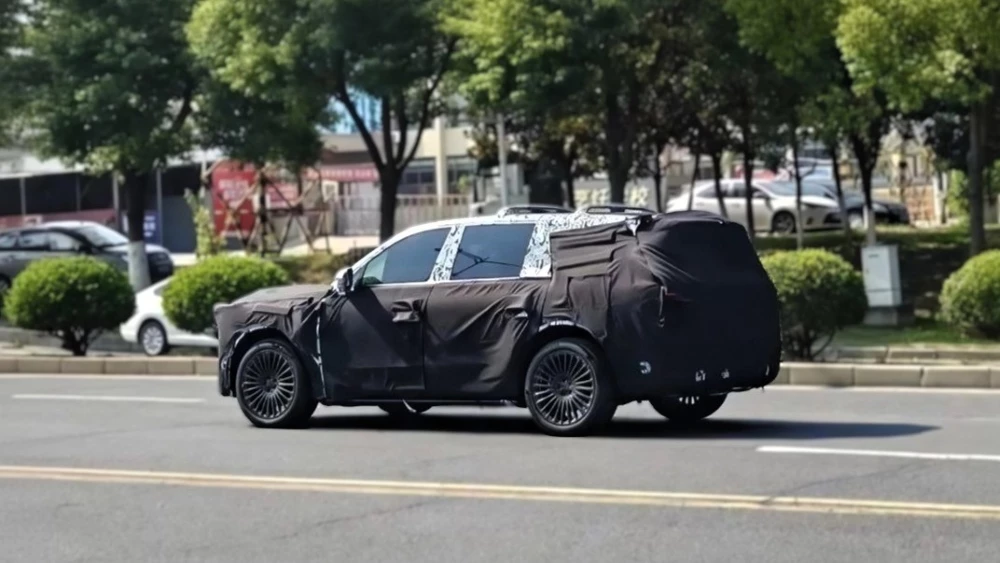 Кроссовер Voyah Taishan сбоку сзади в камуфляже