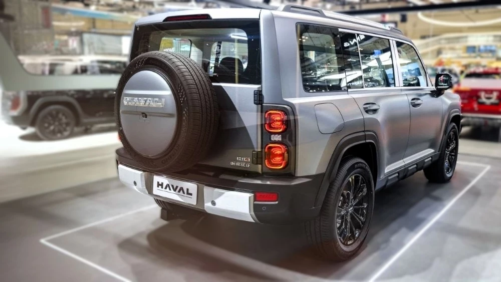 Кроссовер Haval Raptor сзади сбоку в Индонезии гибрид