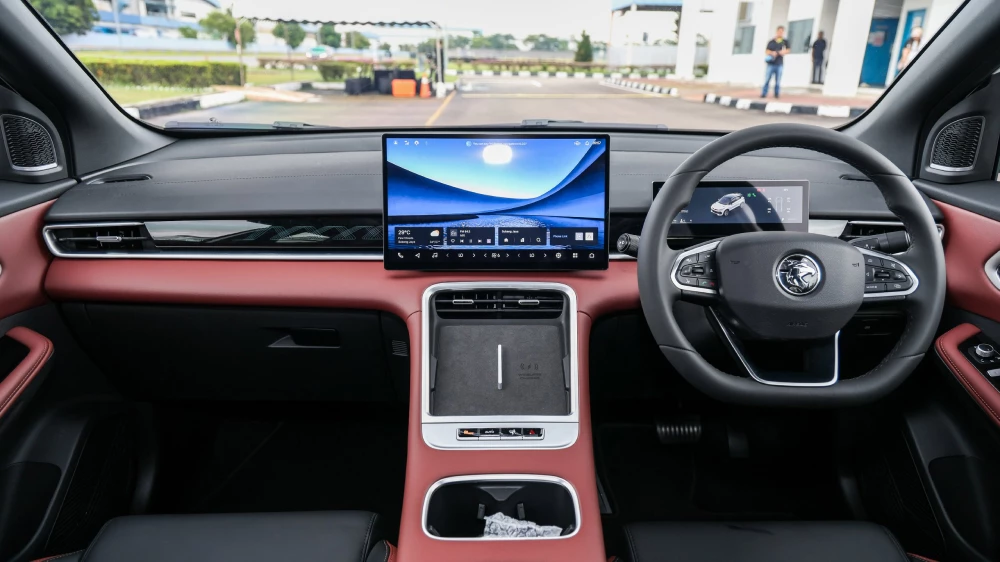 обновленный новый proton x50 кроссовер на базе geely coolray L салон крупный экран черный красный