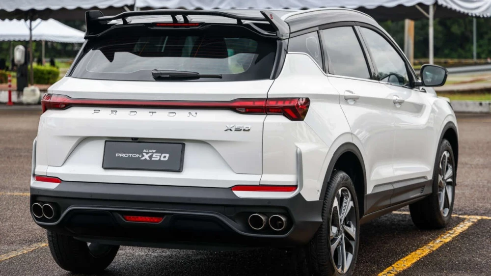 обновленный новый proton x50 кроссовер сбоку сзади белый на базе geely coolray l