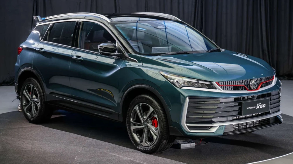 обновленный новый proton x50 кроссовер сбоку спереди синий на базе geely coolray l