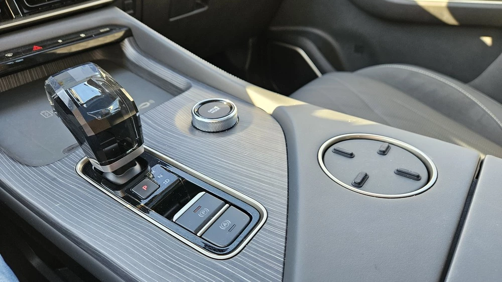 Soueast S09 тест салон интерьер центральный тоннель селектор