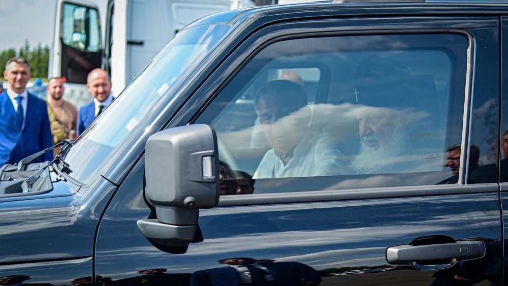 Бронеавтомобиль Tank 300 спецверсия бронированная сбоку слон патриарх кирилл рпц