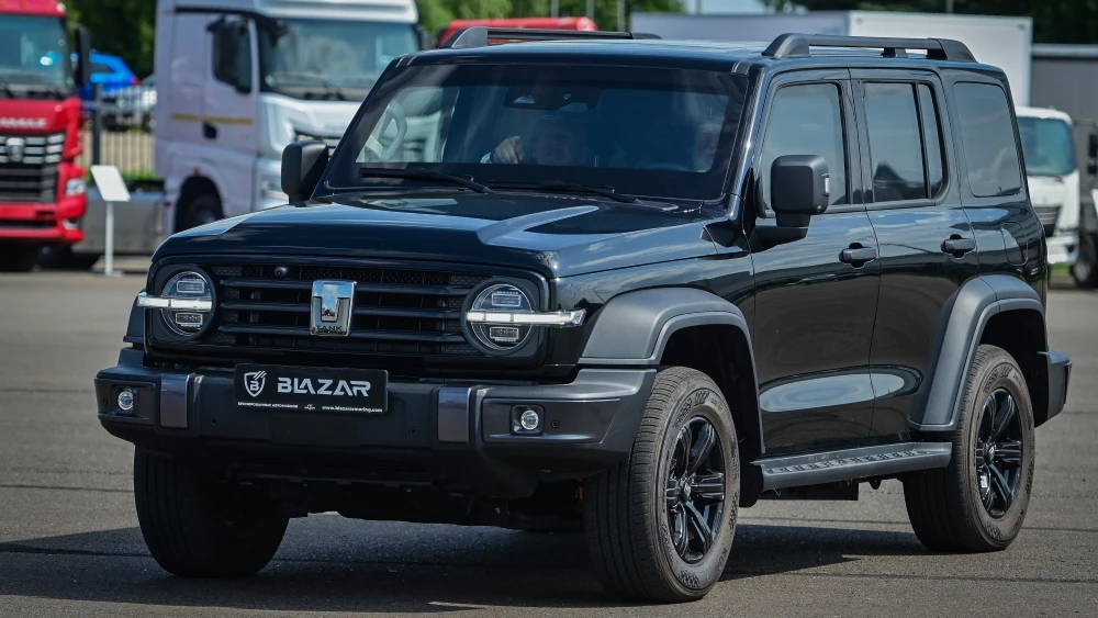 Бронеавтомобиль Tank 300 спецверсия бронированная сбоку спереди