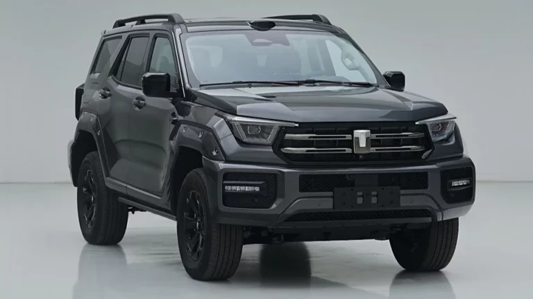 Рестайлинговый обновленный внедорожник Tank 400 Hi4-T сбоку спереди