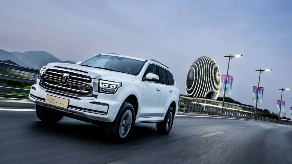 tank 500 hi-charge внедорожник сбоку спереди белый гибридный в россии