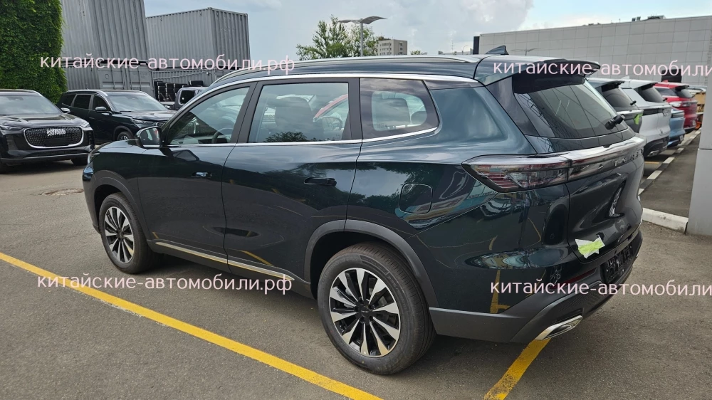 Кроссовер Tenet T8 Chery Tiggo 8 Plus в России у дилера сзади сбоку