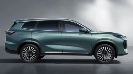 tenet t8 представили в россии сбоку зеленый кроссовер на базе chery tiggo 8 plus