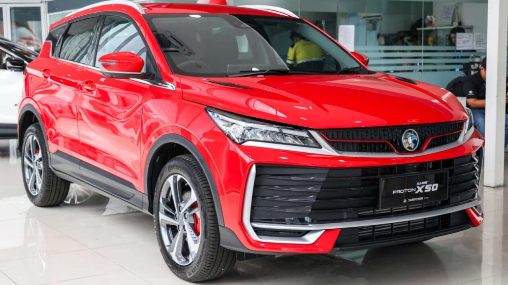 Новая копия Geely Coolray с уникальным интерьером вышла в продажу. Пока только в Малайзии обновленный proton x50 на копия geely coolay l сбоку спереди красный кроссовер сбоку спереди