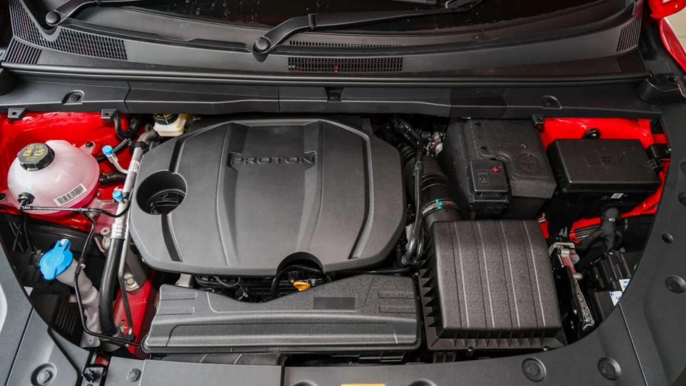 обновленный proton x50 на копия geely coolay l сбоку спереди красный кроссовер двигатель 1,5 литра