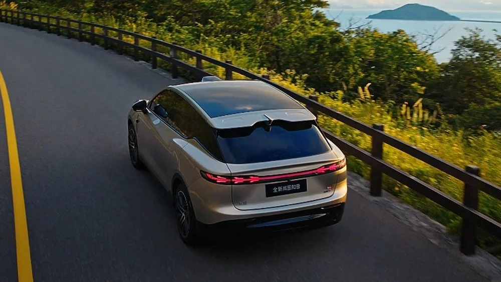 Voyah Courage рестайлинг обновленный сбоку сзади сверху