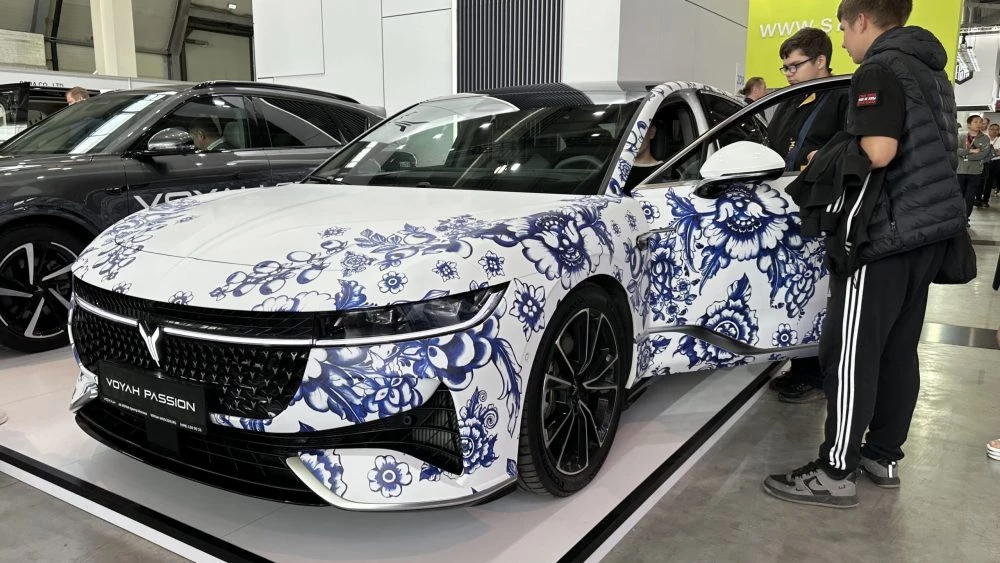 Гибридный седан Voyah Free EVR на выставке «Иннопром 2025» сбоку спереди гжель
