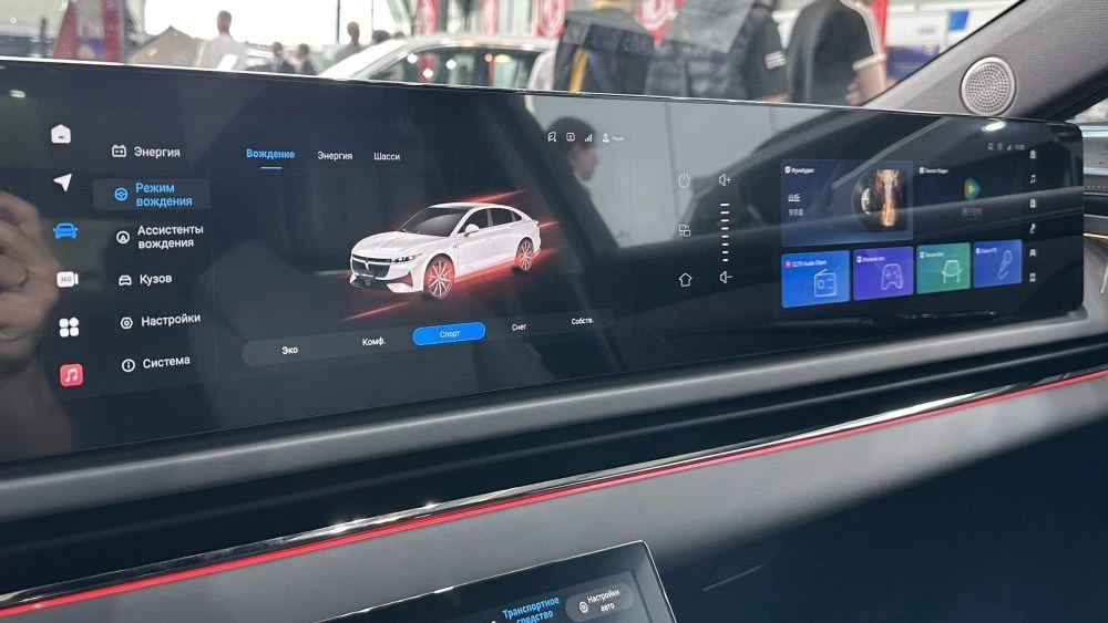Гибридный седан Voyah Passion EVR на выставке «Иннопром 2025» салон интерьер мультимедиа медиасистема русификация