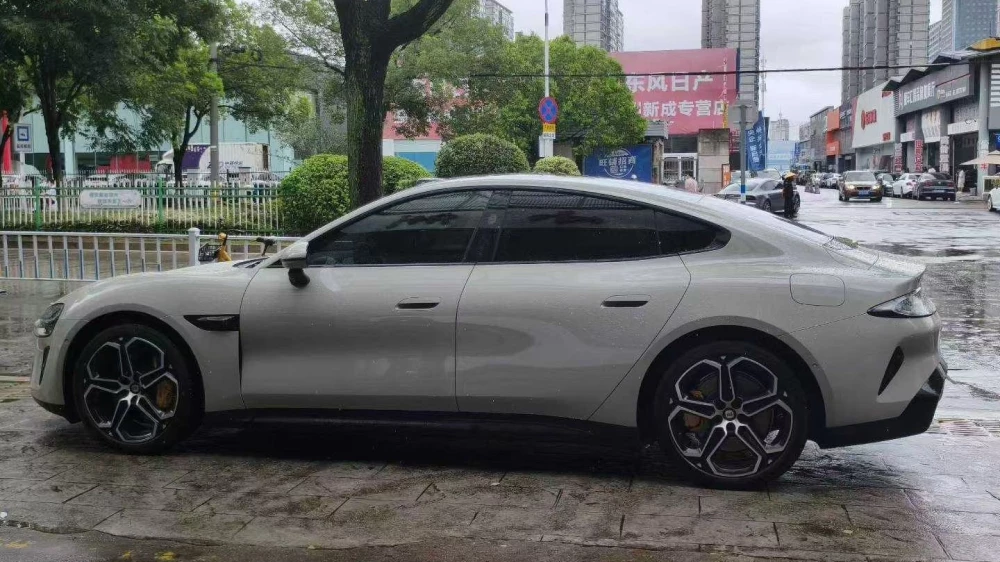 xiaomi su7 сбоку серый электромобиль самые ликвидные автомобили китая 2025 год возрастом 1 год