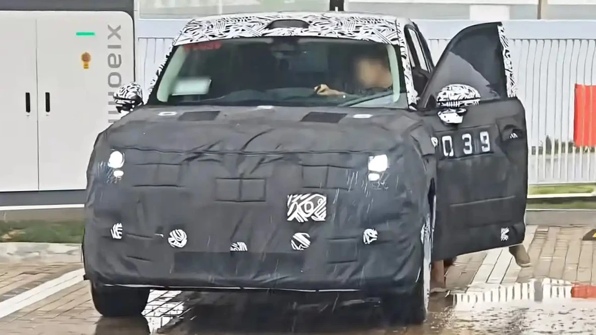 Кроссовер Xiaomi YU9 спереди в камуфляже