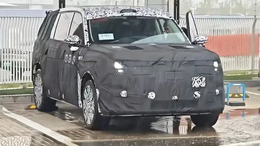 Кроссовер Xiaomi YU9 спереди в камуфляже