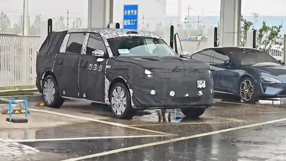 Новый флагманский кроссовер Xiaomi тестируют в Китае. Это первый гибрид марки Кроссовер Xiaomi YU9 спереди сбоку в камуфляже