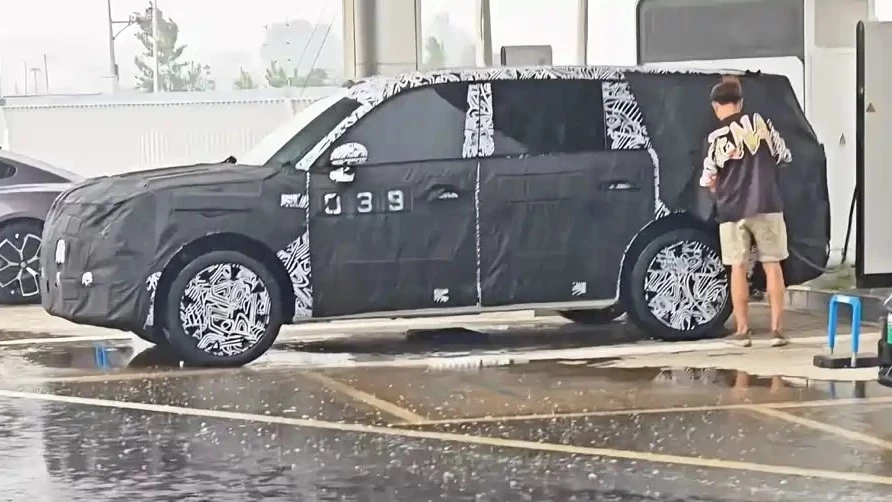 Кроссовер Xiaomi YU9 сбоку в камуфляже