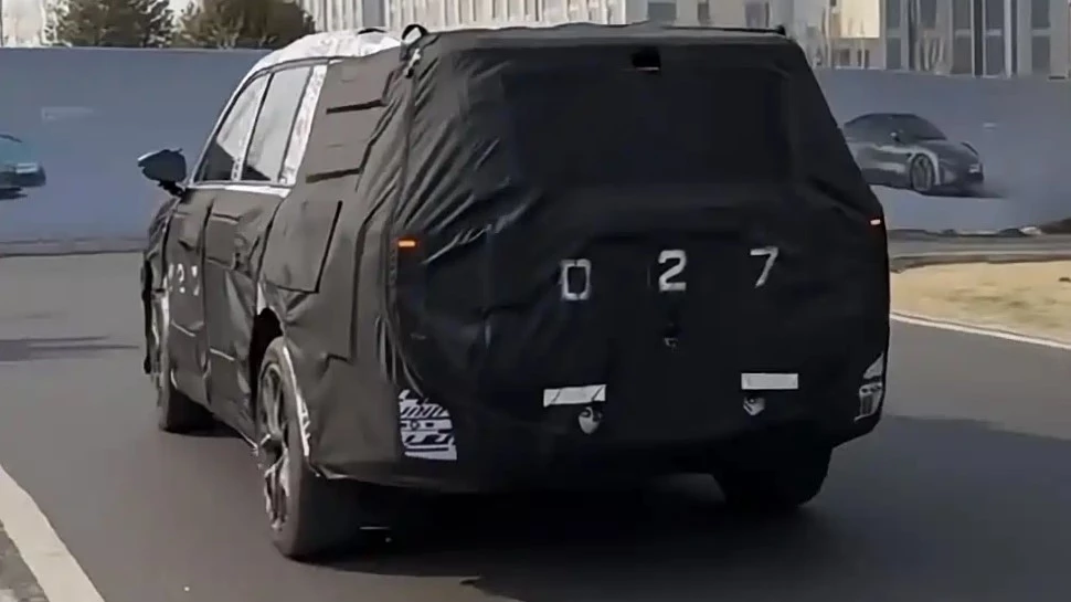 Кроссовер Xiaomi YU9 сзади в камуфляже