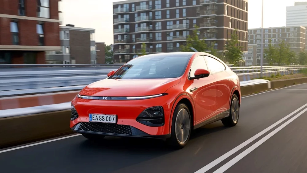 Электрический кроссовер Xpeng G6 в Германии сбоку спереди в динамике