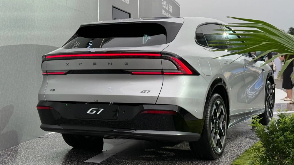 xpeng g7 серебряный сбоку спереди кроссовер электрический старт продаж цены