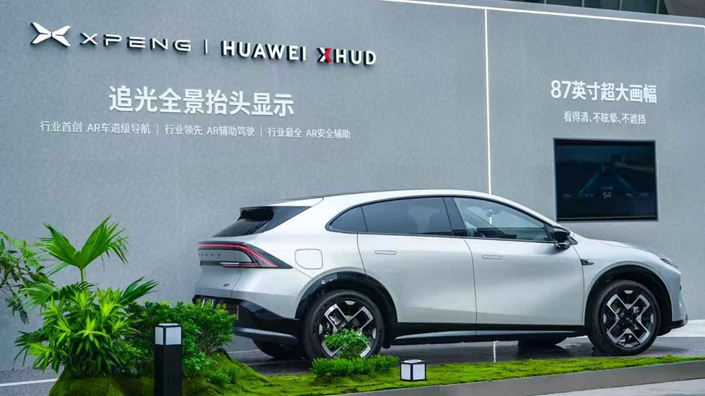 xpeng g7 серебряный сбоку сзади кроссовер электрический старт продаж цены