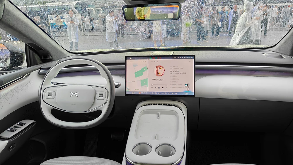 xpeng g7 салон белый кроссовер электрический старт продаж цены