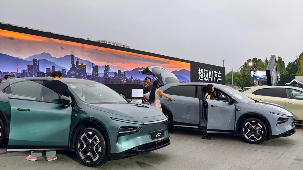 xpeng g7 кроссовер зеленый серый сбоку спереди