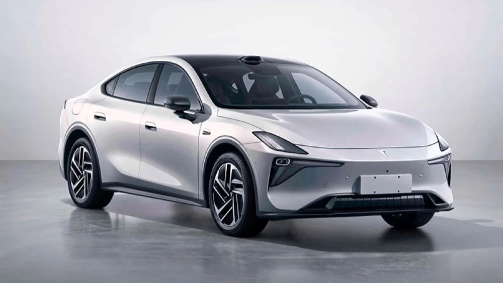 седан Changan Deepal L06 сбоку спереди