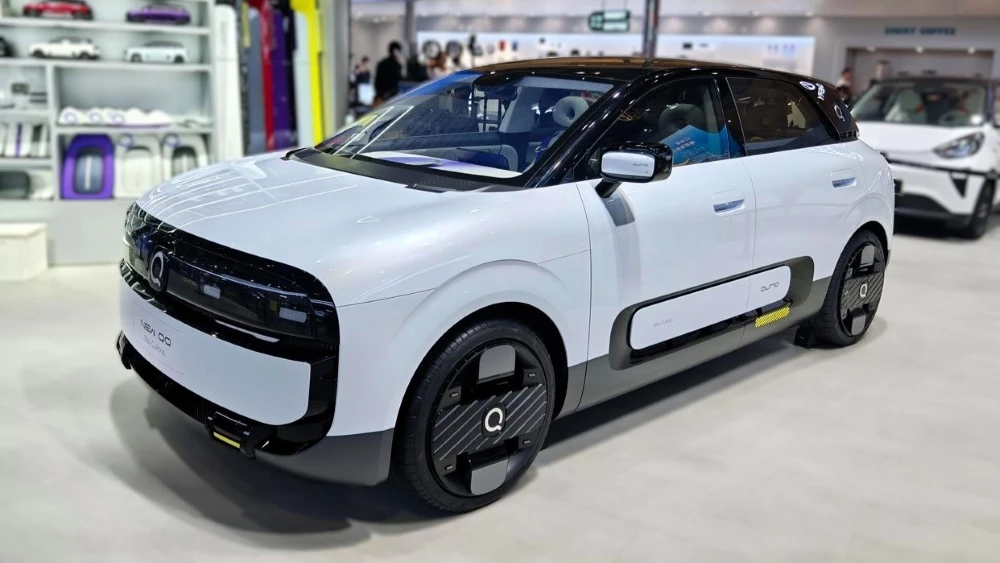 Chery QQ Qurio электрокар спереди сбоку в Шанхае 2025