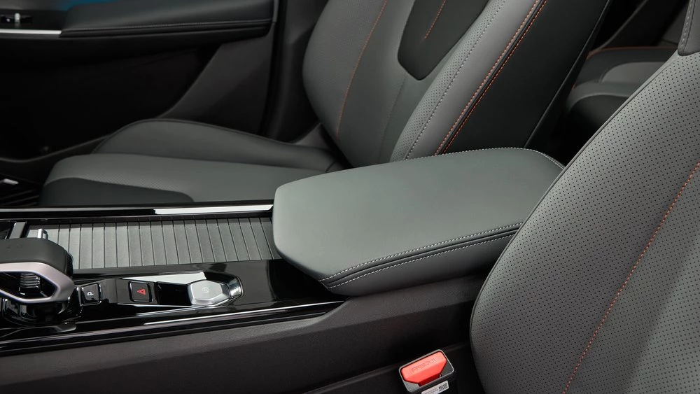 Geely Cityray салон интерьер мультимедиа медиасистема подлокотник тоннель