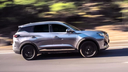 Chery Tiggo 7 CSH кроссовер сбоку гибрид в динамике