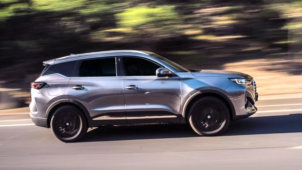 Chery Tiggo 7 CSH кроссовер сбоку гибрид в динамике