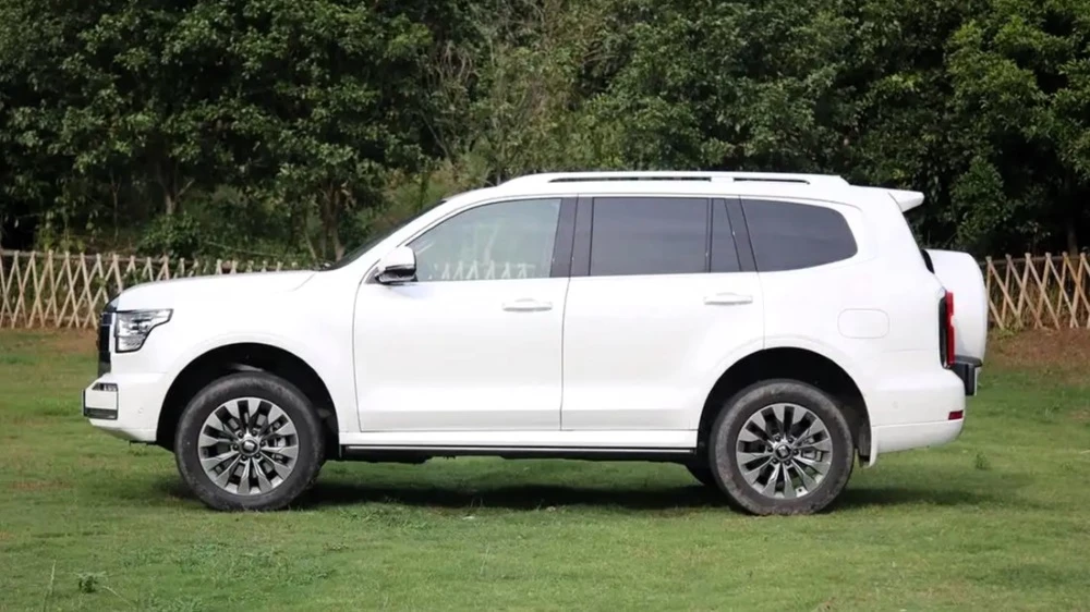 tank 500 hi-charge внедорожник сбоку белый гибридный в россии