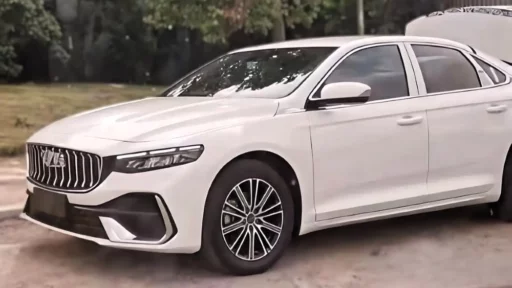 Geely Preface 2026 обновленный седан сбоку спереди