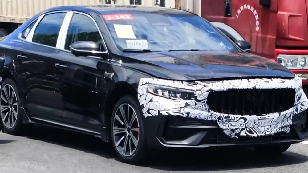 Geely Preface 2026 обновленный седан сбоку спереди