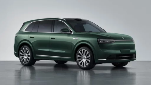 Новый кроссовер Aito M7 сбоку спереди