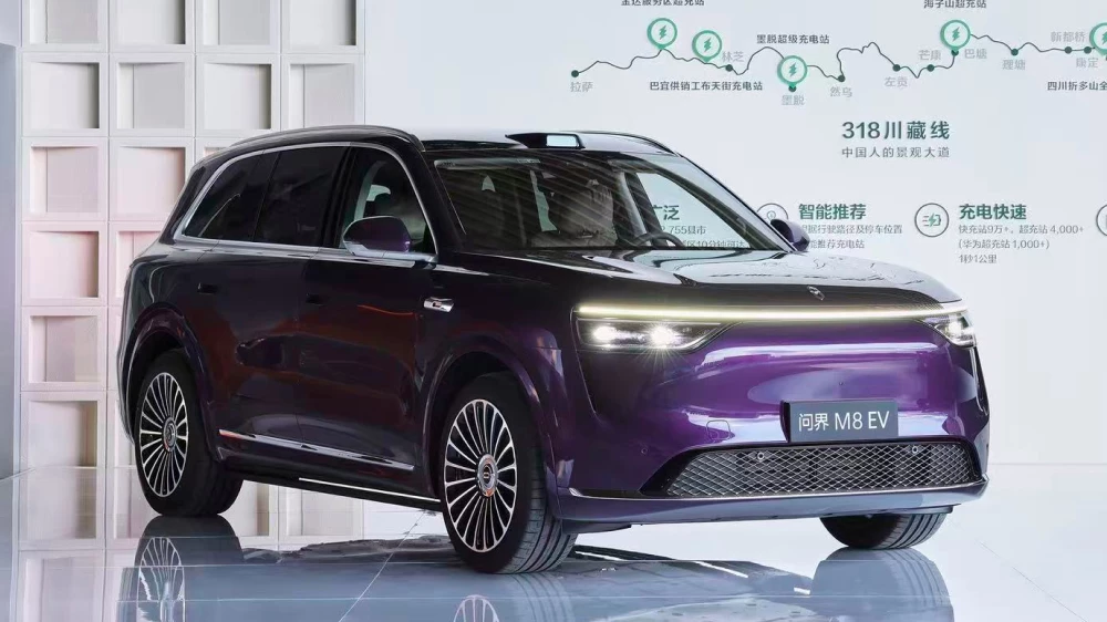 Электрический кроссовер Aito M8 сбоку спереди