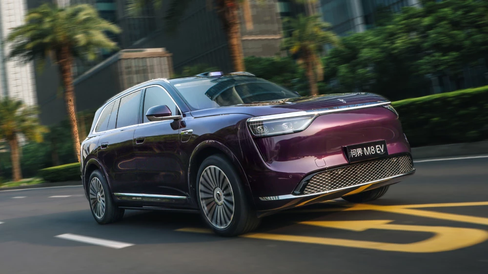 Электрический кроссовер Aito M8 сбоку спереди в динамике