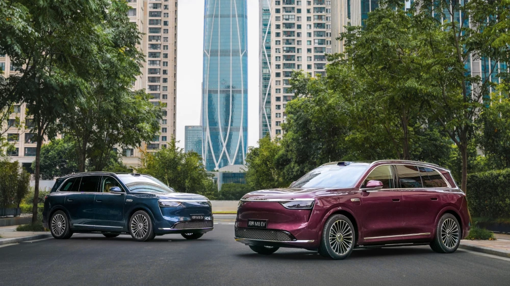 Электрический кроссовер Aito M8 сбоку спереди