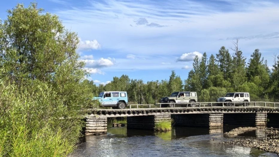 Внедорожник BAW 212 сбоку мост в динамике