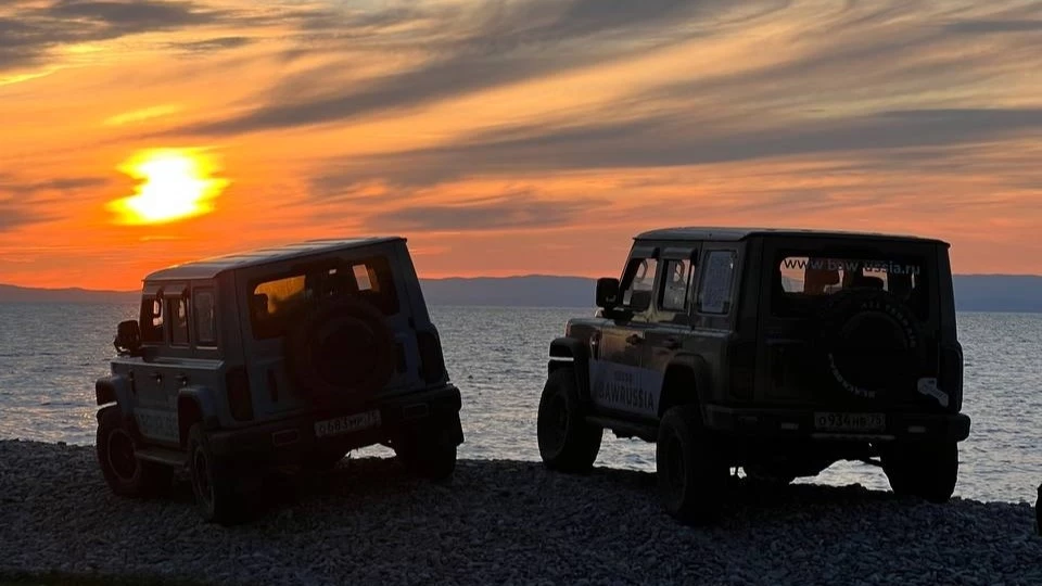 Внедорожник BAW 212 сзади озеро байкал