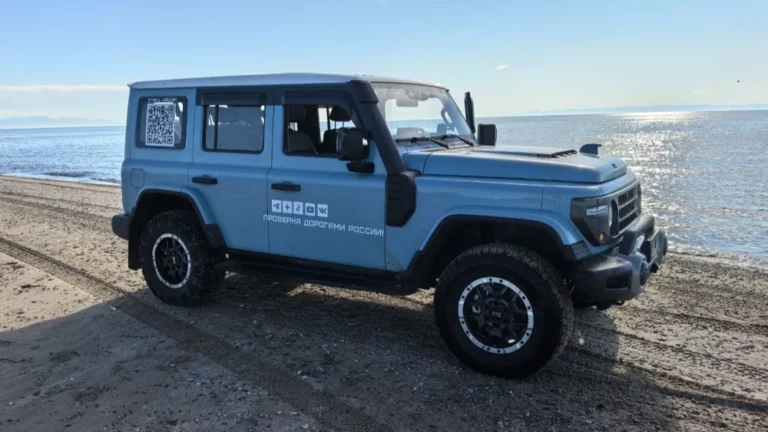 Внедорожник BAW 212 сбоку спереди пляж озеро байкал
