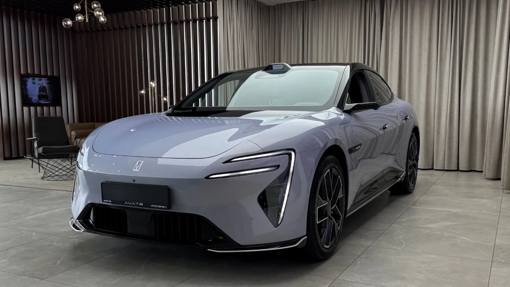 Седан Avatr 06 спереди сбоку в беларуси у дилера в автосалоне