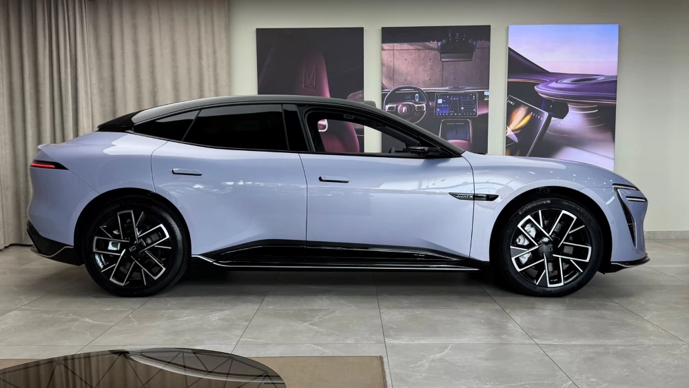 Седан Avatr 06 сбоку в беларуси у дилера в автосалоне