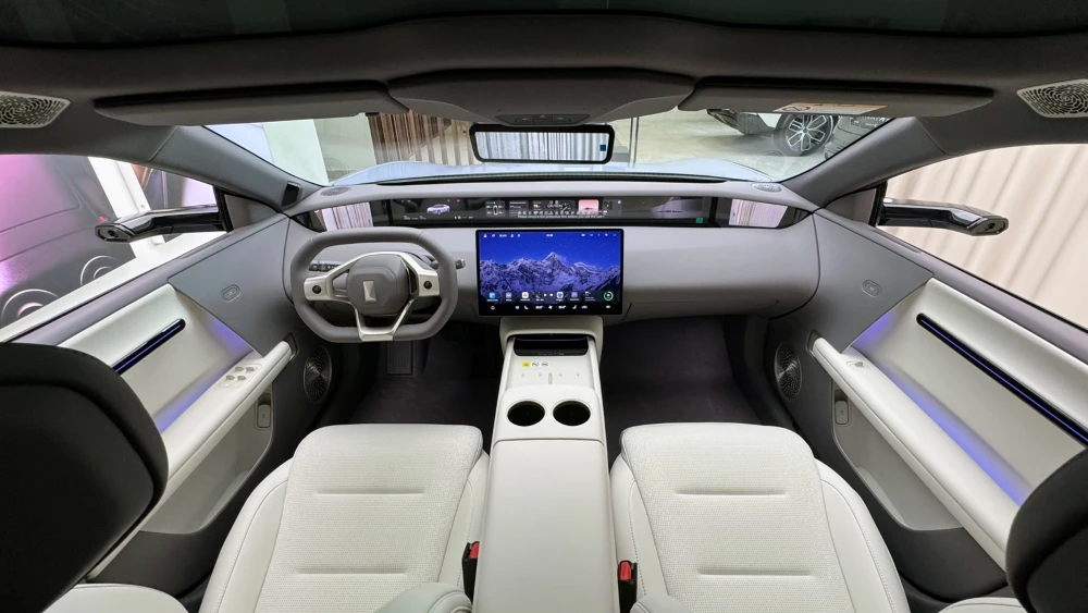 Седан Avatr 06 салон интерьер в беларуси у дилера в автосалоне