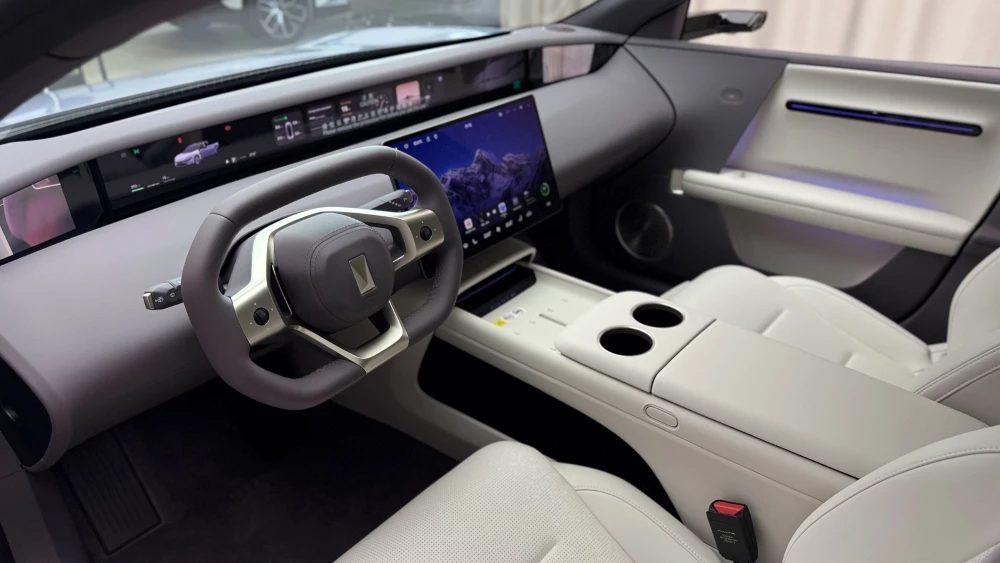 Седан Avatr 06 салон интерьер в беларуси у дилера в автосалоне