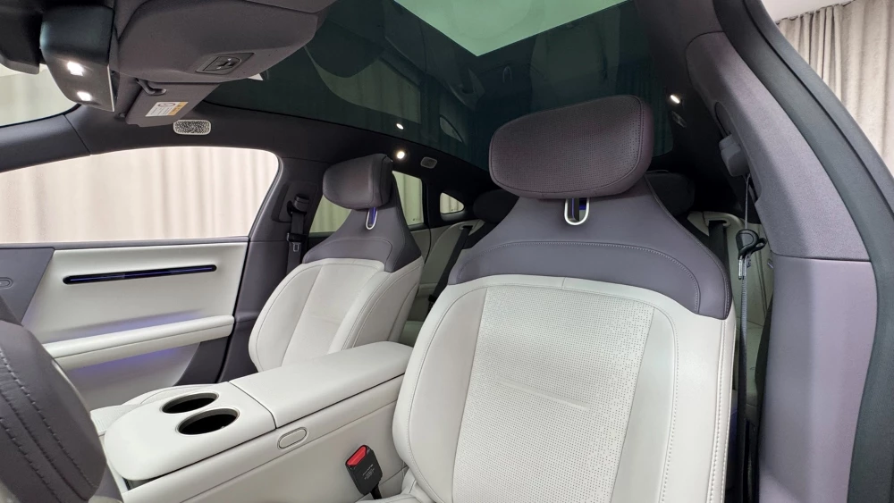 Седан Avatr 06 салон интерьер в беларуси у дилера в автосалоне сиденья второй ряд